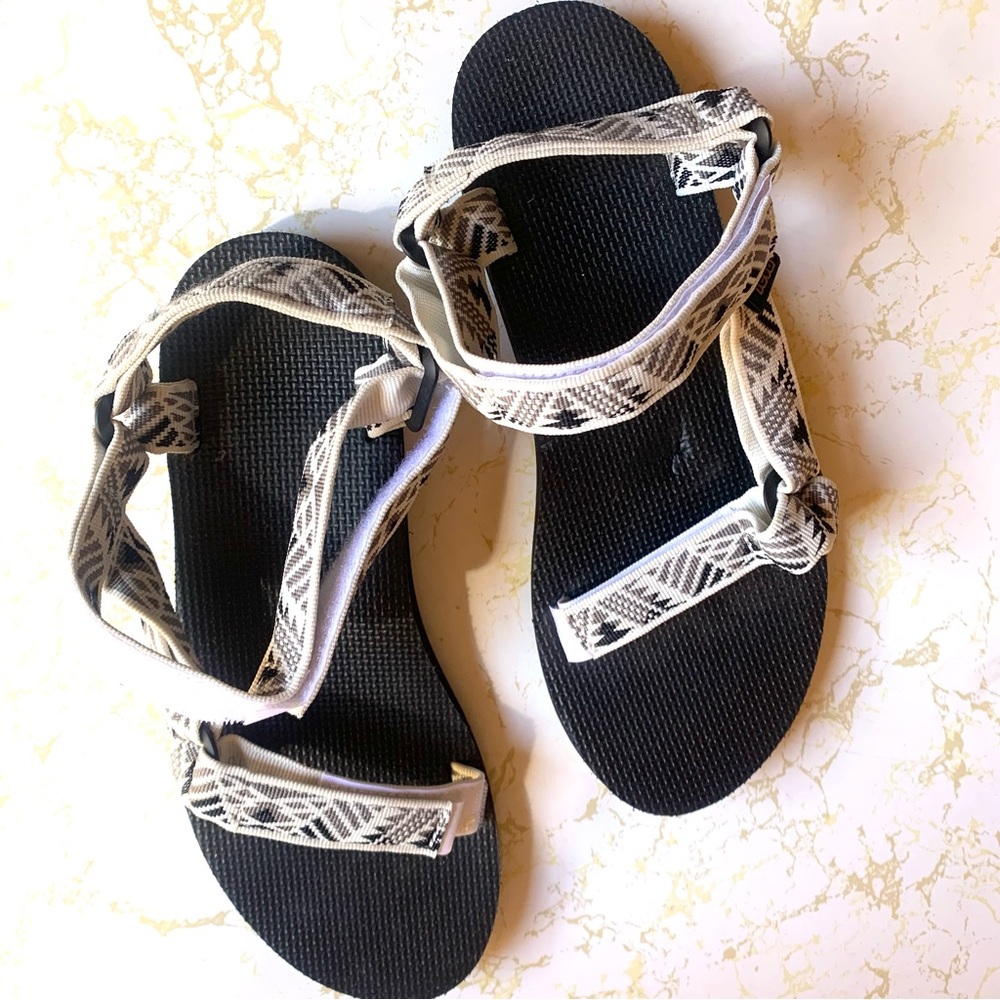 👉Lightly Worn TEVA Hurricane Velcro Sandals